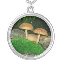 Paddestoel onder ons sieraden
