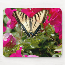 papillon coloré sur le mousepad de fleurs tapis de souris