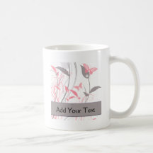 Papillon dans le rose de chèvrefeuille tasses