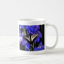 Papillon de machaon sur des delphiniums tasse à café