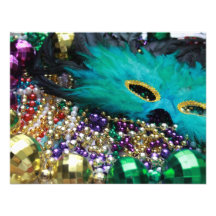 Perles de mardi gras et invitations vertes de masq