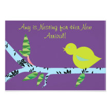 Petit baby shower d'oiseau - motifs pourpres invitations