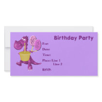 Petit gâteau mignon de dragon d'invitation de fête