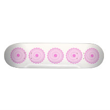 Petit gâteau rose plateaux de skate