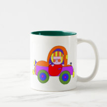 petite fille dans la voiture tasse à café