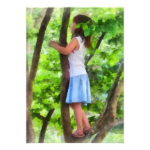 Petite fille jouant dans l'arbre bristol