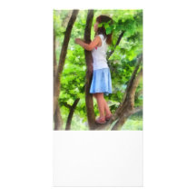 Petite fille jouant dans l'arbre photocartes
