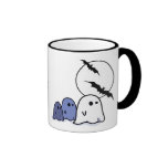 Petits fantômes drôles. Tasse de Halloween