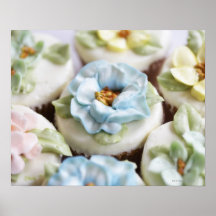 Petits gâteaux avec le glaçage de fleur posters