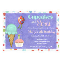 Petits gâteaux et invitation de fête d'anniversair
