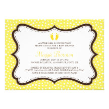 Petits pieds baby shower jaune et brun d'empreinte faire-part