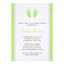 Petits pieds verts d'invitation de baby shower
