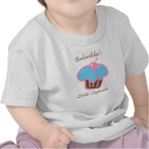 Peu de petit gâteau de Babushka T-shirt