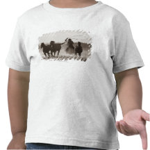 Photo noire et blanche des chevaux d'un Lassoing d T-shirt