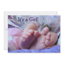 Pieds de bébé d'invitations de fête de naissance d