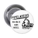 Pipelayer met meisjeszitting op pijp speldbutton