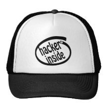 Pirate informatique à l'intérieur casquettes
