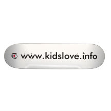 Planche à roulettes d'amour d'enfants