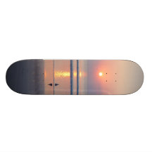 Planche à roulettes de lever de soleil d'océan de 