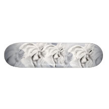Planche à roulettes de tête de cheval blanc