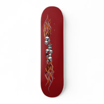Planche à roulettes des flammes R de crânes