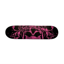 Planche à roulettes rose d'Emo