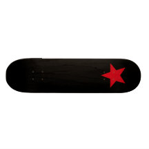 Planche à roulettes rouge d'étoile