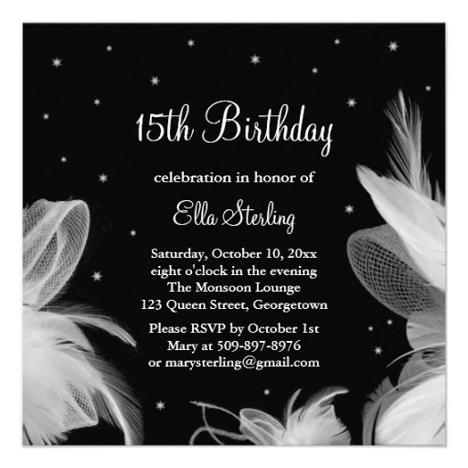 Plumes blanches dans l'invitation d'anniversaire d