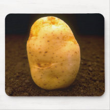 Pomme de terre sur la saleté tapis de souris