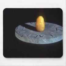 Pomme de terre sur le cadran solaire antique tapis de souris
