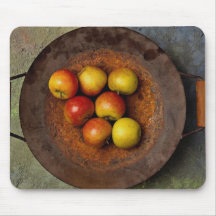 Pommes juteuses dans le wok tapis de souris