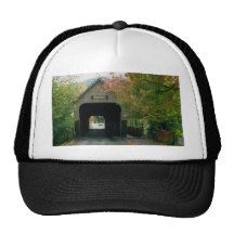 Pont couvert, avec le feuillage d'automne, Woodsto Casquette