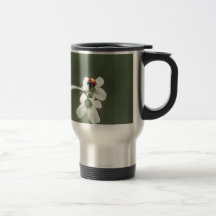 Porte-bonheur sur le pré de fleurs tasse à café