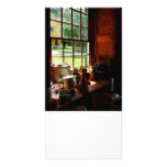 Pots d'argile sur le rebord de fenêtre carte avec photo