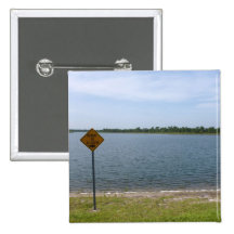 Prenez garde du signe d'alligator par l'étang badge