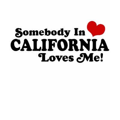 Quelqu'un en Californie m'aime T-shirt par magarmor