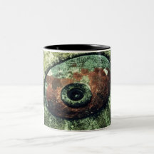 Quelqu'un vous observant attaquer mugs à café