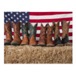 Rangée des bottes de cowboy sur la meule de foin cartes postales