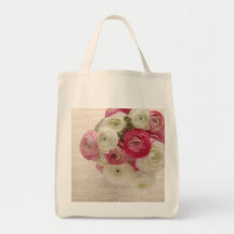 ranunculus rose et blanc sur le sac d'épicerie de 