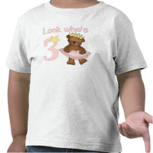 Regardez qui est anniversaire de 3 filles t-shirt