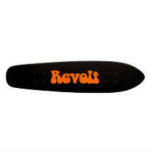 Révolte - orange sur le noir plateau de planche à roulettes