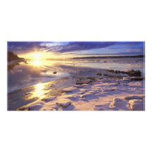 Rive avec la neige sur des roches modèle pour photocarte