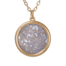 Roche moussue sur un paysage herbeux collier