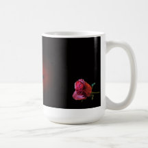 Rose rouge sur l'arrière - plan noir tasse à café