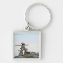 Rots die kunst stapelen door het strand. foto door sleutel hanger