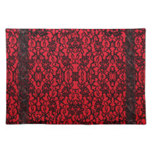 Rouge avec des sets de table noirs de dîner de col