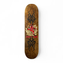 Sautez et tournez le singe de planche à roulettes