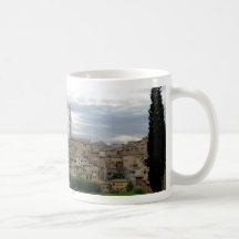 Sienne, Italie, tour de ville hôtel à la gauche Tasse