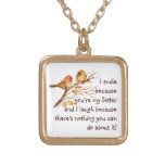 Soeur d'amusement disant avec les oiseaux mignons pendentifs