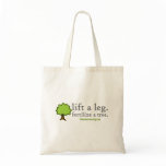 Soulevez une jambe. Fertilisez un arbre